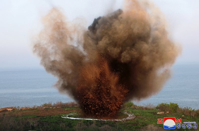 北 신형 240mm 방사포, 실전배치...전력화 위협과 의미는?