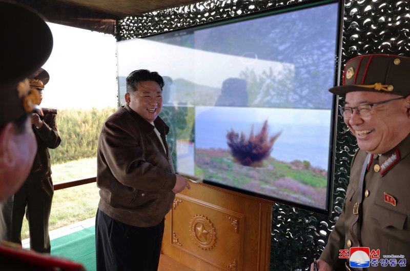 北김정은, 신형 240㎜ 방사포 "현대화 수준 높여 '꽝꽝' 만들어내야"