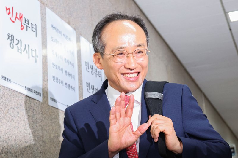 [서울=뉴시스] 권창회 기자 = 추경호 국민의힘 원내대표가 10일 오전 서울 여의도 국회 원내대표실로 출근하고 있다. 2024.05.10. kch0523@newsis.com