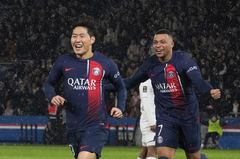 [파리=AP/뉴시스] 파리 생제르맹(PSG)의 이강인이 3일(현지시각) 프랑스 파리의 파르크 데 프랭스에서 열린 2023 트로페 데 샹피옹(프랑스 슈퍼컵) 툴루즈와의 경기 전반 3분 선제골을 넣고 킬리안 음바페와 기쁨을 나누고 있다. 이강인은 선제 결승 골로 PSG의 2-0 승리와 슈퍼컵 우승을 이끌며 MVP에도 선정됐다. 프랑스 슈퍼컵은 같은 시즌 프랑스 리그1 챔피언과 쿠프 드 프랑스(프랑스컵) 우승팀이 단판 승부로 우승을 가리는 대회다. 2024.01.04. /사진=뉴시스