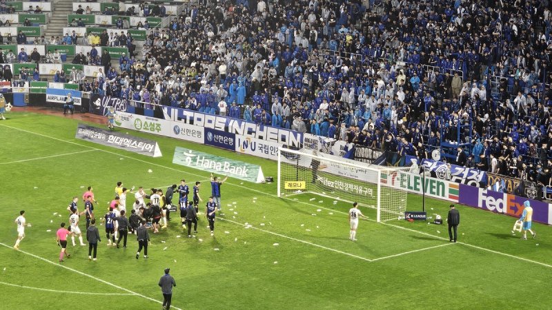 홈 관중의 그라운드 집단 물병 투척 사태와 관련해 프로축구 K리그1 인천 유나이티드가 한국프로축구연맹으로부터 홈 5경기 응원석 폐쇄의 징계를 받았다. [사진 = 연합뉴스]