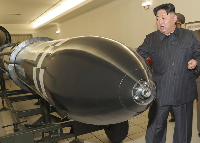 [평양=AP/뉴시스] 북한의 조선중앙통신이 28일 공개한 사진에 김정은 북한 국무위원장이 27일 장소가 알려지지 않은 곳에서 핵무기병기화사업을 현지 지도하고 있다. 김정은 위원장은 "언제든, 그 어디에든 핵무기를 사용할 수 있게 완벽하게 준비되여야 영원히 핵무기를 사용하지 않게 될 것"이라고 말했다. 2023.03.28.