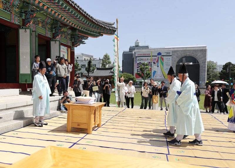 12일 강원 강릉 관아 동헌에서 열린 신주미 봉정식에서 김홍규 강릉시장이 봉정 의식을 진행하고 있다.(강릉시 제공) 2024.5.12/뉴스1