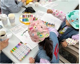 5월 동행축제 전통시장 어린이 체험행사에서 참가 어린이가 그림 그리기 대회에 참여하고 있다. 중기부 제공
