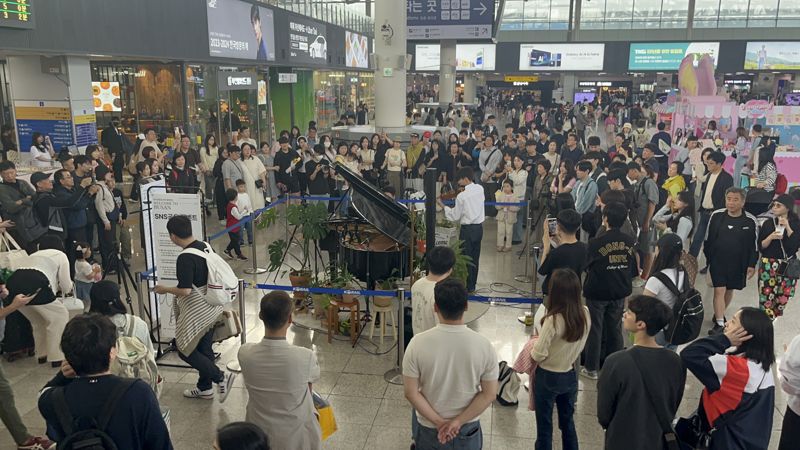 KTX부산역에 대형 피아노 등장..버스킹존도 운영 '호응'