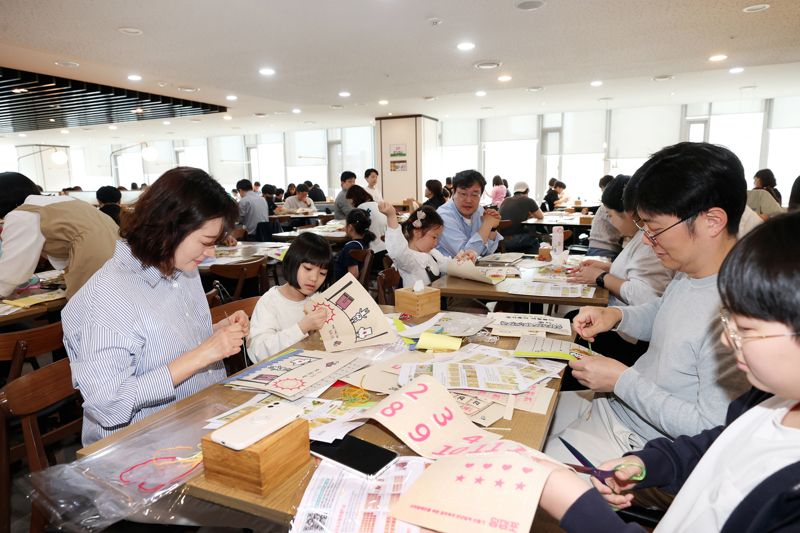 대우건설, 점자 촉각도서 만들기 봉사활동...임직원·가족 참여 