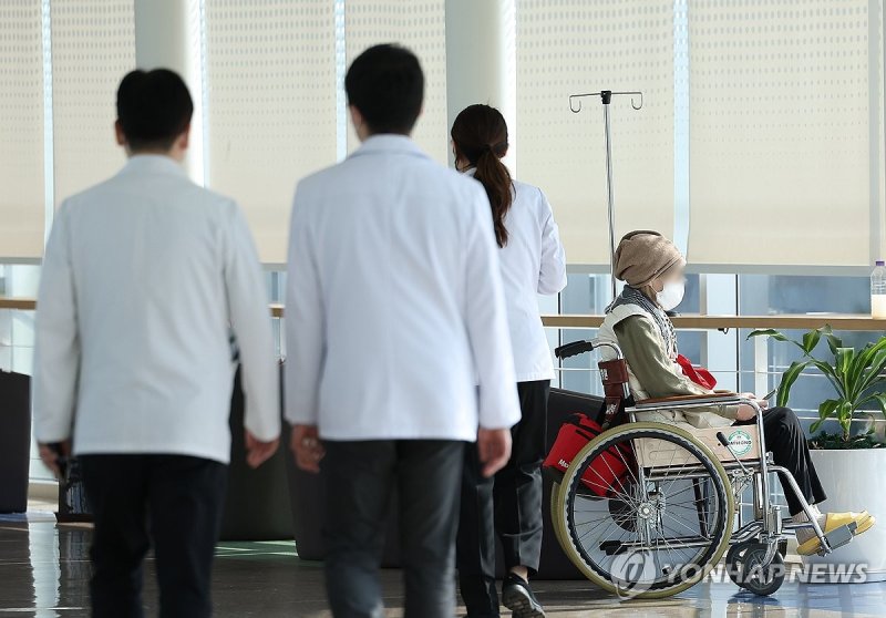 의정갈등이 이어지고 있는 가운데 서울 한 대학병원에서 의료진이 이동하고 있다. 연합뉴스