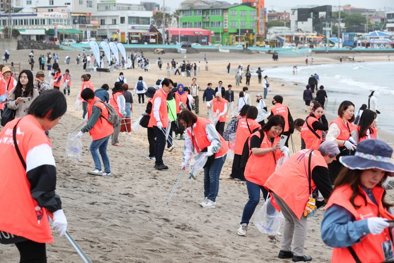 제주 이호테우해변에서 플로깅하는 일본 관광객들. 한국관광공사 제공