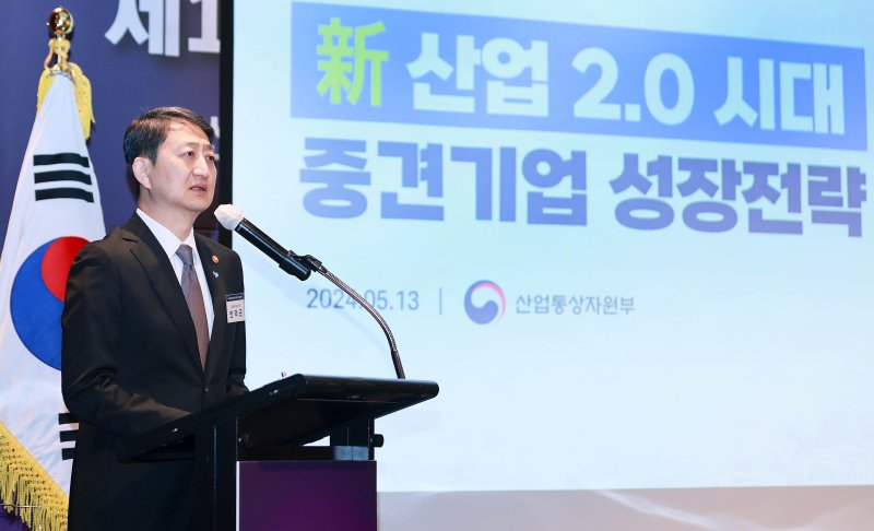 안덕근 산업통상자원부 장관이 13일 서울 용산구 하얏트호텔에서 열린 제186회 중견기업 최고경영자 강연회에 참석해 '신산업 2.0시대 중견기업 성장전략'이라는 주제로 강연하고 있다.