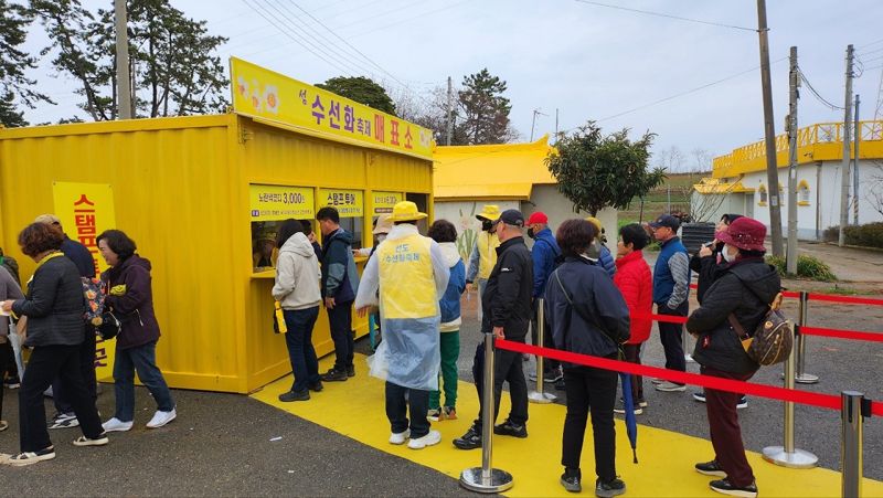 전남 신안군이 '신안군 정원관리 및 운영 조례'를 개정해 신안지역 5개 정원 입장료 감면 대상을 18세 이하로 확대하고, 축제 테마색 의복을 입은 방문객의 입장료를 50% 감면하기로 했다. 신안군 제공