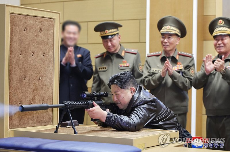 새로 개발한 소총 시험 사격하는 김정은 새로 개발한 소총 시험 사격하는 김정은 (평양 조선중앙통신=연합뉴스) 김정은 북한 국무위원장이 지난 11~12일 제2경제위원회 산하 중요 국방공업기업소들을 현지지도했다고 조선중앙통신이 13일 보도했다. 사진은 김 위원장이 새로 개발한 '저격수보총(소총)' 성능을 점검하고 있다. 2024.5.13 [국내에서만 사용가능. 재배포 금지. For Use Only in the Republic of Korea. No Redistribution] nkphoto@yna.co.kr (끝)