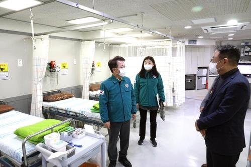지난 2월 인성병원을 둘러보는 육동한 춘천시장 [춘천시 제공.재판매 및 DB 금지]