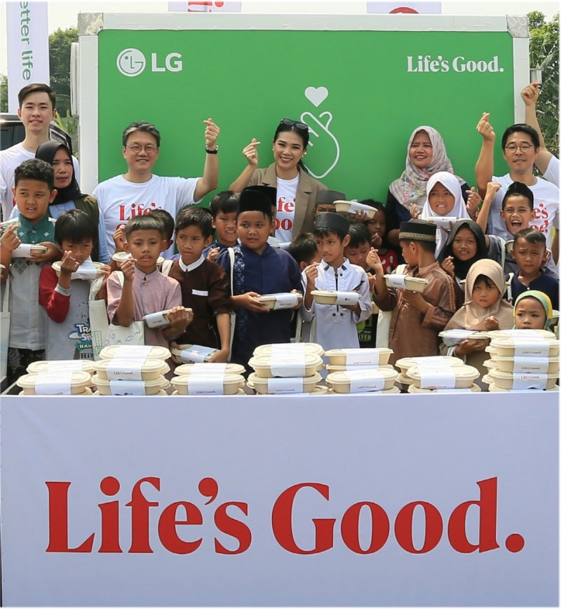 이태진 LG전자 인도네시아법인장(둘째줄 왼쪽 두번째)과 관계자들이 지난 10일 인도네시아 동자카르타에 위치한 사회복지재단 야야산 발라레닉에서 소외계층을 위한 기부물품을 전달하고 기념촬영을 하고 있다. LG전자 제공