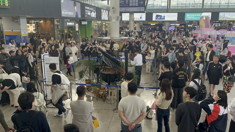 부산역에 그랜드 피아노 클래식 선율에 모두 쫑긋