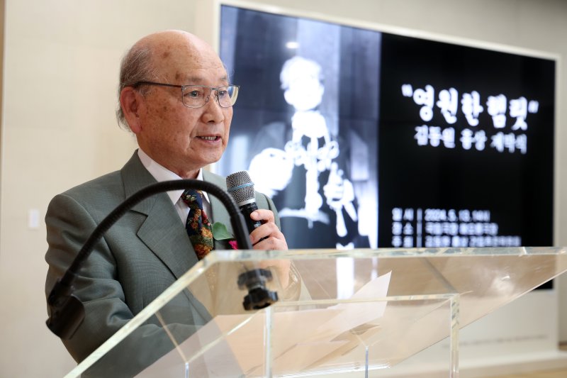 [서울=뉴시스] 박진희 기자 = 연극배우 고 김동원 흉상 제막식이 열린 13일 서울 중구 국립극장 해올름극장에서 고인의 장남 김덕환이 인사말을 하고 있다. 2024.05.13. pak7130@newsis.com