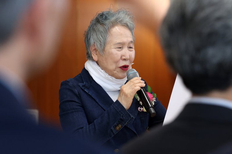 [서울=뉴시스] 박진희 기자 = 연극배우 박정자가 13일 서울 중구 국립극장 해올름극장에서 열린 연극배우 고 김동원 흉상 제막식에 참석하여 헌정곡 가사를 낭독하고 있다. 고 김동원 배우는 1951년 극단 신협 시절 대구 키네마극장에서 우리나라 최초로 햄릿 역을 열연해 ‘영원한 햄릿’ ‘한국의 햄릿’ 별명을 얻었다. 2024.05.13. pak7130@newsis.com