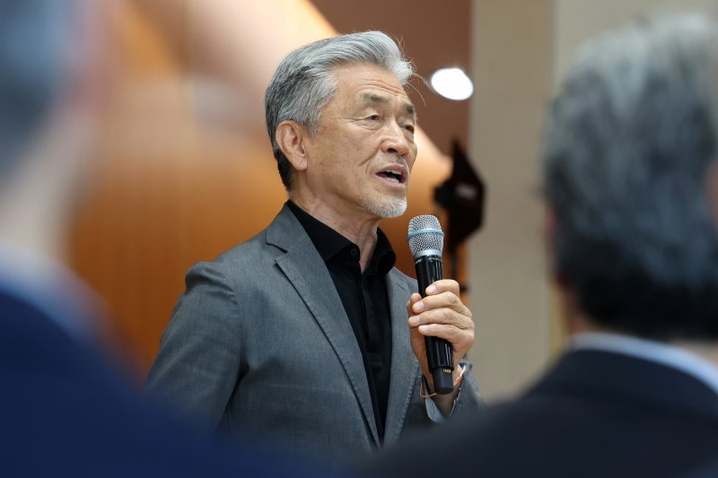 [서울=뉴시스] 박진희 기자 = 가수 장사익이 13일 서울 중구 국립극장 해올름극장에서 열린 연극배우 고 김동원 흉상 제막식에 참석하여 노래를 부르고 있다. 고 김동원 배우는 1951년 극단 신협 시절 대구 키네마극장에서 우리나라 최초로 햄릿 역을 열연해 ‘영원한 햄릿’ ‘한국의 햄릿’ 별명을 얻었다. 2024.05.13. pak7130@newsis.com