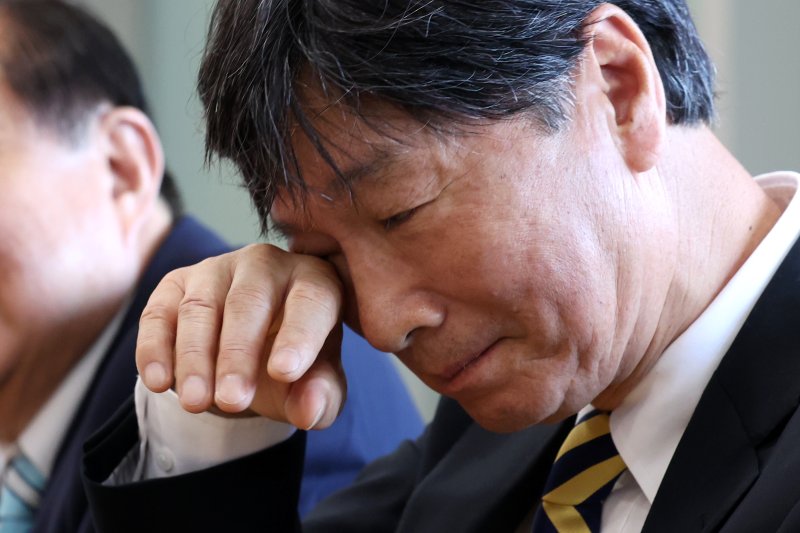 [서울=뉴시스] 박진희 기자 = 연극배우 고 김동원 흉상 제막식이 열린 13일 서울 중구 국립극장 해올름극장에서 고인의 삼남 가수 김세환이 눈물을 닦고 있다. 2024.05.13. pak7130@newsis.com