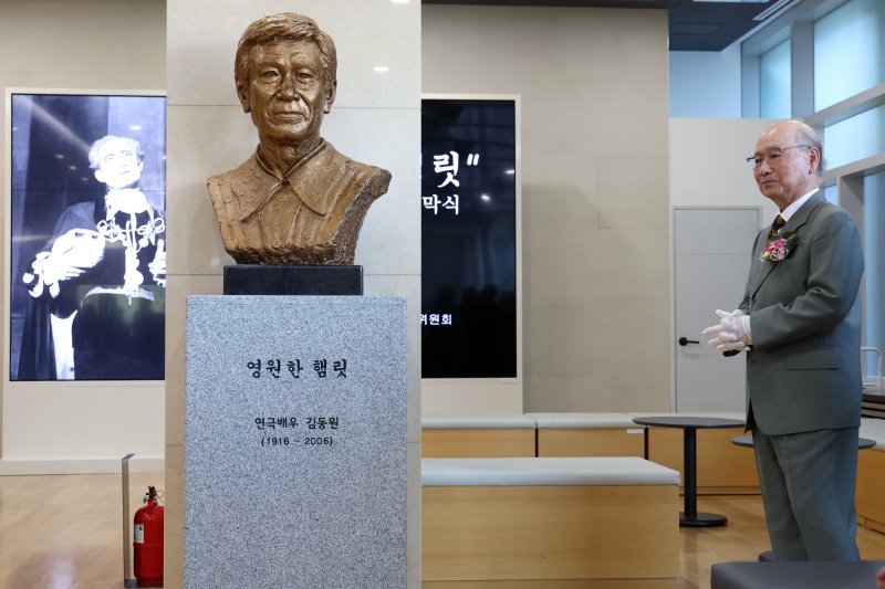 [서울=뉴시스] 박진희 기자 = 연극배우 고 김동원 흉상 제막식이 열린 13일 서울 중구 국립극장 해올름극장에서 고인의 장남 김덕환이 생각에 잠겨있다. 2024.05.13. pak7130@newsis.com