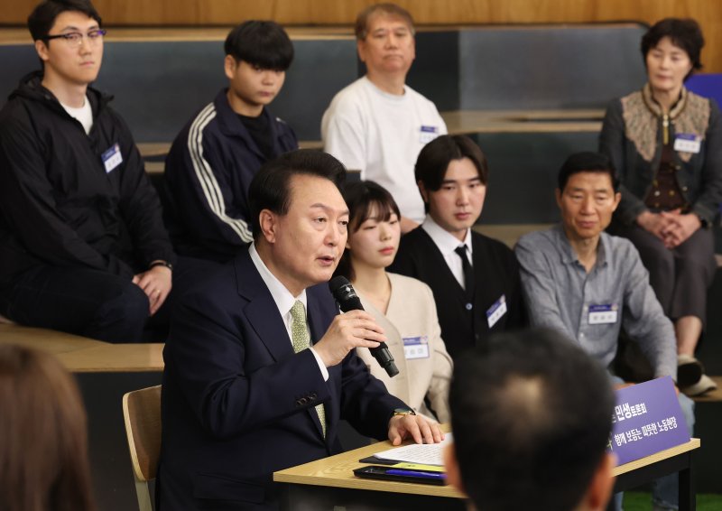 윤석열 대통령이 14일 서울 중구 서울고용복지플러스센터에서 열린 스물다섯번째 '국민과 함께하는 민생토론회'에서 모두발언을 하고 있다. 이날 토론회는 '고맙습니다, 함께 보듬는 노동현장'을 주제로 진행됐다. [대통령실통신사진기자단] 연합뉴스