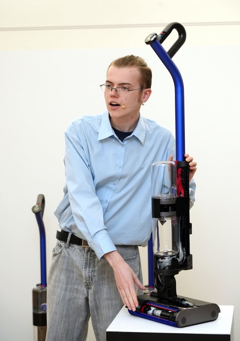 헤이든 브라운 다이슨 무선청소기부문 엔지니어가 지난달 24일 서울 강남구에 위치한 역삼동 다이슨코리아 사무실에서 '워시G1'에 대해 설명하고 있다. (다이슨 제공)