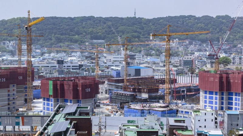 금융당국이 부동산 프로젝트파이낸싱(PF) 연착륙을 위한 사업성 평가기준 개선과 자금공급 강화 및 부실 사업장 재구조화 및 정리 지원에 나선다. 사진은 경기 수원시의 한 건설현장. 2024.4.25/뉴스1 ⓒ News1 이재명 기자 /사진=뉴스1