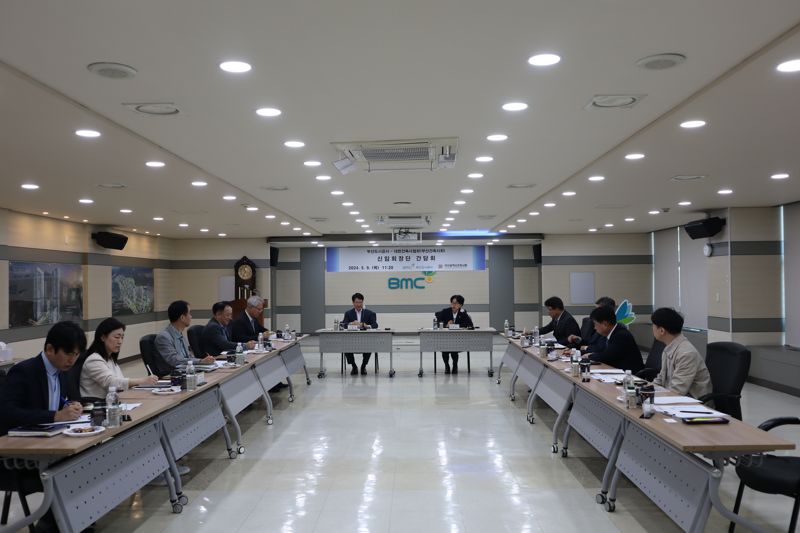 부산도시공사가 지난 9일 부산건축사회 신임 회장단을 초청해 지역 건설 전반에 대한 내용을 다루는 간담회를 열었다. 부산도시공사 제공