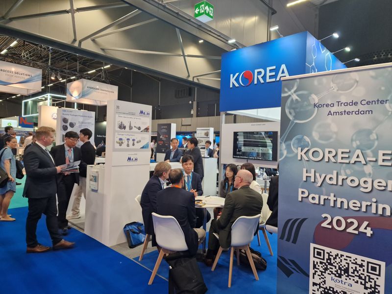 코트라가 이달 13일부터 15일까지 네덜란드 로테르담에서 열리는 세계 수소 서밋(World Hydrogen 2024 Summit & Exhibition)에 설치한 한국 수소 기업 홍보·상담관. 코트라 제공