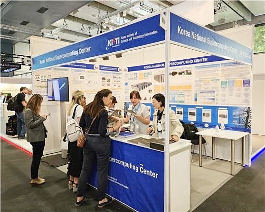 [대전=뉴시스] 독일서 열리는 'ISC 2024' 행사장에 설치된 KISTI 부스.(사진=KISTI 제공) *재판매 및 DB 금지