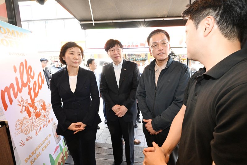 [서울=뉴시스] 최상목 부총리 겸 기획재정부 장관이 14일 오후 오영주 중소벤처기업부 장관, 김소영 금융위 부위원장 등과 함께 고금리 부담 등으로 어려움을 겪고 있는 상인들을 만나기 위해 서울 중구에 위치한 남대문시장을 방문해 상인과 대화하고 있다. (사진=기획재정부 제공) 2024.05.14. photo@newsis.com *재판매 및 DB 금지