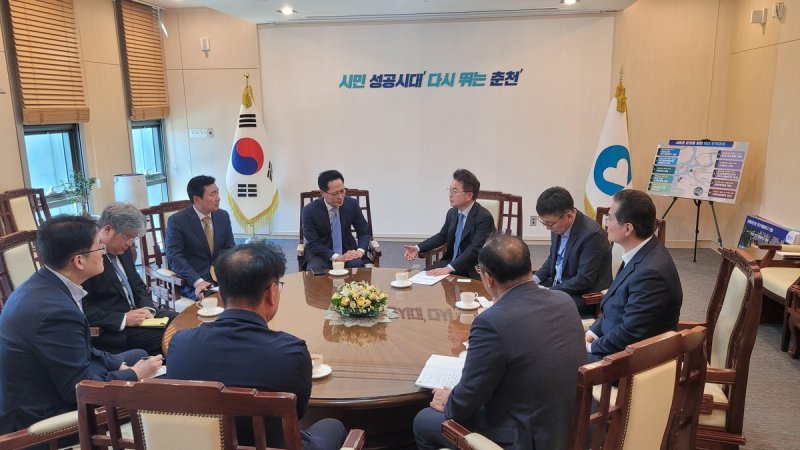 두산연수원 관계자, 춘천시 방문 협의 [춘천시 제공.재판매 및 DB 금지]