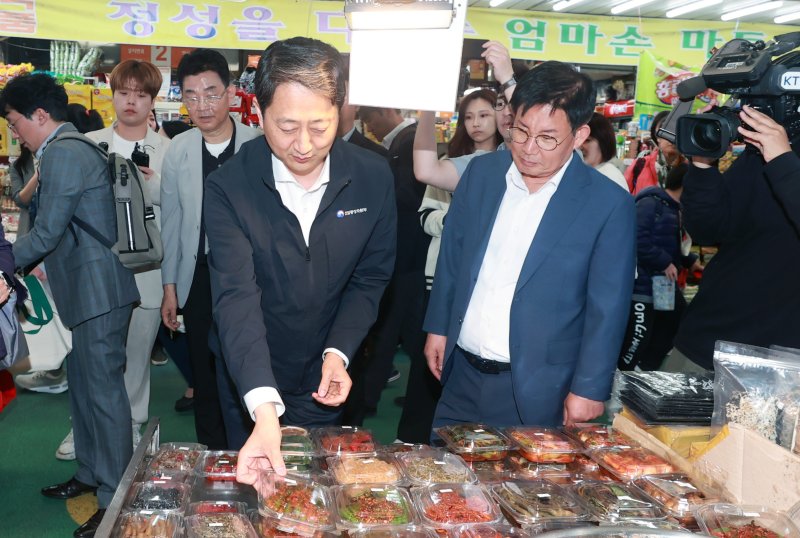 산업장관, 망원시장 물가 점검 "전통시장 활력 제고 총력"