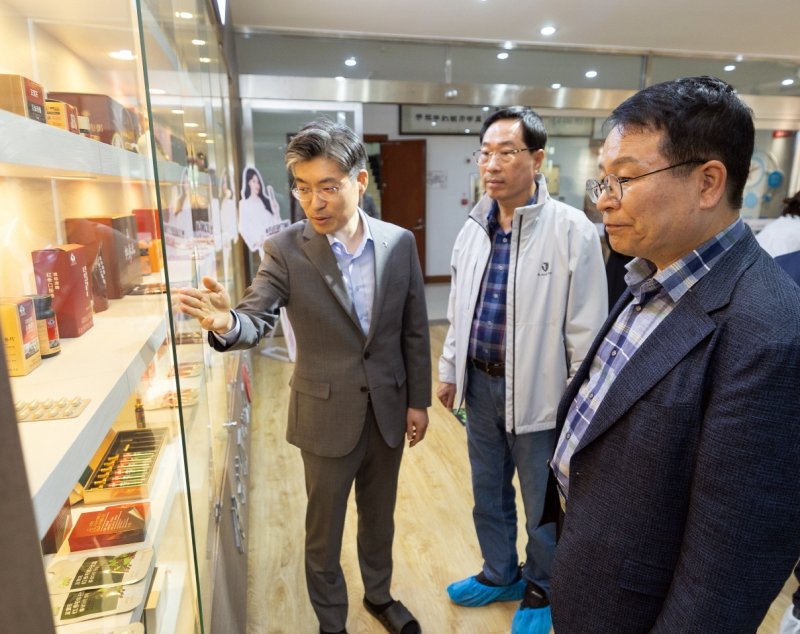 정헌율 전북 익산시장(오른쪽)이 지난 13일 중국 연길시 식품단지를 찾아 둘러보고 있다. 익산시 제공
