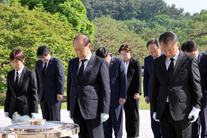 황우여 국민의힘 비상대책위원장(앞줄 가운데)과 추경호 원내대표를 비롯한 여당 신임 지도부가 14일 오전 서울 동작구 국립현충원을 찾아 참배하고 있다. '황우여 비대위'는 오는 7월께로 예상되는 전당대회의 전반적인 관리와 당 쇄신 및 통합 방안 마련에 돌입했다. 사진=박범준 기자