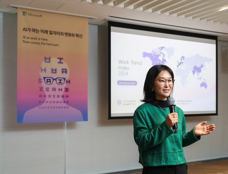 오성미 한국마이크로소프트 모던 워크 비즈니스 총괄 팀장이 14일 서울 종로 한국MS 오피스에서 열린 ‘업무동향지표 2024: AI가 여는 미래 일자리의 변화와 혁신’ 기자간담회에서 주요 내용에 대해 발표하고 있다. MS 제공