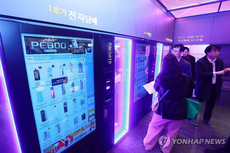 전자담배 24시 무인매장이? 전자담배 24시 무인매장이? (서울=연합뉴스) 진연수 기자 = 21일 서울 강남구 코엑스에서 열린 2024 상반기 IFS 프랜차이즈 창업·산업 박람회를 찾은 예비 창업자들이 전자담배 24시 무인매장을 살펴보고 있다. 2024.3.21 jin90@yna.co.kr (끝)