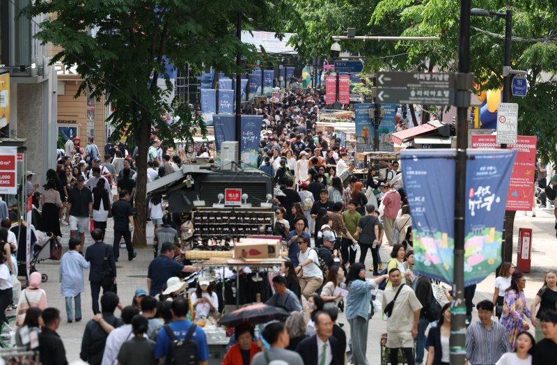 [서울=뉴시스] 고승민 기자 = '명동 페스티벌' 이틀째인 28일 서울 명동 거리가 시민, 외국인 관광객들로 북적이고 있다. 2024.04.28. kkssmm99@newsis.com /사진=뉴시스