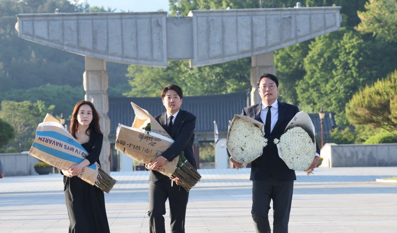 개혁신당 이준석 대표와 이주영·천하람 비례대표 당선인이 15일 경상도에서 재배한 국화 1000송이를 들고 광주시 북구 운정동 국립5·18민주묘지를 참배하고 있다. 2024.5.15/뉴스1 ⓒ News1 김태성 기자 /사진=뉴스1