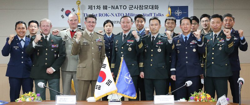 합동참모본부가 2023년 1월 14일 개최한 ‘제1차 한·NATO 군사참모대화’에서 기념촬영하고 있다.<div id='ad_body3' class='mbad_bottom' ></div> 사진=합동참모본부 제공