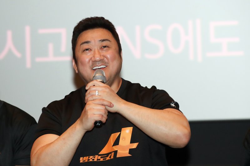 배우 마동석이 5일 서울 마포구 메가박스 홍대점에서 열린 범죄도시4 무대인사에서 인사말하고 있다. 2024.5.5/뉴스1 ⓒ News1 이승배 기자