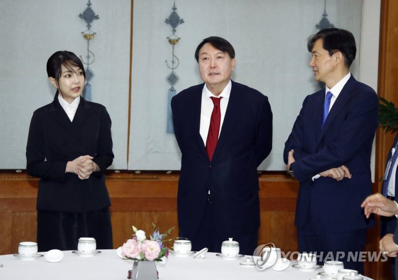 얘기 나누는 윤석열 검찰총부부와 조국 민정수석 (서울=연합뉴스) 배재만 기자 = 윤석열 신임 검찰총장(가운데)과 부인 김건희 씨(왼쪽)가 25일 오전 청와대에서 열린 윤 총장의 임명장 수여식에서 조국 민정수석과 얘기를 나누고 있다. 2019.7.25 scoop@yna.co.kr (끝)