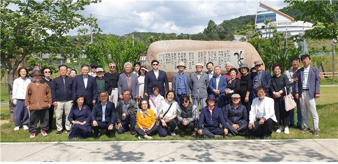 (사)구상선생기념사업회 회원 및 관계자들이 지난 11일 구상 시인 선종 20주기를 맞아 경상북도 칠곡군 왜관읍 소재 '구상시비'를 방문해 기념촬영을 하고 있다.<div id='ad_body3' class='mbad_bottom' ></div> 박현우 의원 제공