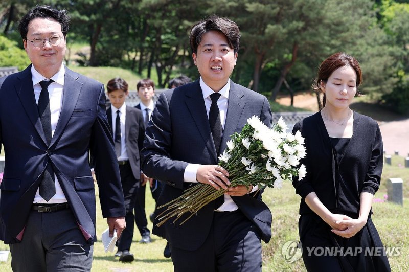 '5·18 진정성' 김해서 국화 들고온 이준석 '5·18 진정성' 김해서 국화 들고온 이준석 (광주=연합뉴스) 천정인 기자 = 15일 오전 광주 북구 국립 5·18 민주묘지에서 개혁신당 이준석 대표와 당선인들이 국화를 들고 이동하고 있다. 이 대표는 경남 김해에서 재배한 국화 1천송이를 직접 공수해 995기에 달하는 개별 묘지에 헌화·참배했다. 2024.5.15 iny@yna.co.kr (끝)