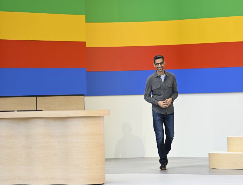 순다르 피차이 구글 최고경영자(CEO)가 14일(현지시간) 미국 캘리포니아주 마운틴뷰 구글 본사 연례개발자회의(I/O) 회의장인 쇼어라인 엠피씨어터로 웃으며 입장하고 있다. 구글 제공