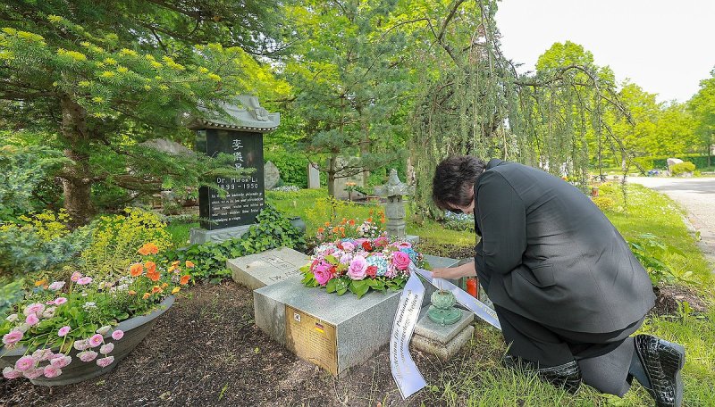 일제강점기 독립운동에 투신했으며 소설 '압록강은 흐른다'로도 유명한 고(故) 이의경(필명 이미륵·1899∼1950) 애국지사 유해 봉환이 추진된다. 강정애 국가보훈부 장관은 지난 10일(현지시각) 독일 뮌헨 인근 그레펠핑 시에 안장된 이 지사 유해 봉환을 협의하기 위해 그레펠핑 시청사에서 페터 쾨슬러 시장을 면담했다고 보훈부가 12일 밝혔다. 사진은 이의경 애국지사 묘소에 참배하는 강정애 국가보훈부 장관. 사진=국가보훈부 제공