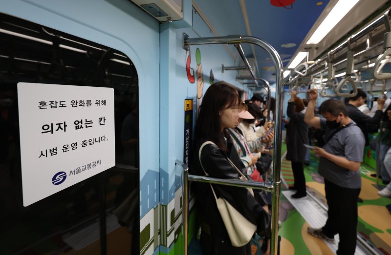 [서울=뉴시스] 김근수 기자 = 16일 오전 서울 지하철 7호선 열차에서 시민들이 출근길에 나서고 있다.서울교통공사는 4호선에 이어 출근시간대 지하철 객실 혼잡도를 개선하기 위해 오늘부터 7호선 객실 열차에도 의자 없는 칸 시범운행을 한다고 밝혔다. 2024.05.16. ks@newsis.com