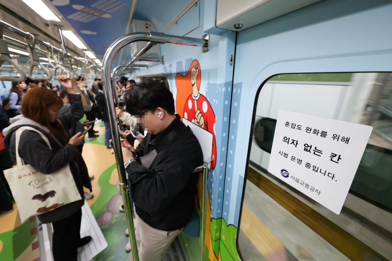 [서울=뉴시스] 김근수 기자 = 16일 오전 서울 지하철 7호선 열차에서 시민들이 출근길에 나서고 있다.서울교통공사는 4호선에 이어 출근시간대 지하철 객실 혼잡도를 개선하기 위해 오늘부터 7호선 객실 열차에도 의자 없는 칸 시범운행을 한다고 밝혔다. 2024.05.16. ks@newsis.com