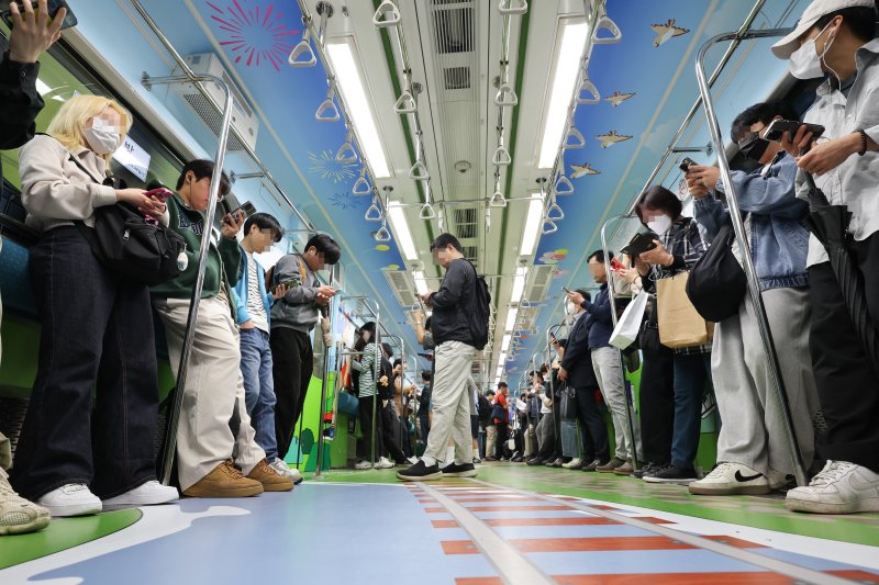 [서울=뉴시스] 김근수 기자 = 16일 오전 서울 지하철 7호선 열차에서 시민들이 출근길에 나서고 있다.서울교통공사는 4호선에 이어 출근시간대 지하철 객실 혼잡도를 개선하기 위해 오늘부터 7호선 객실 열차에도 의자 없는 칸 시범운행을 한다고 밝혔다. 2024.05.16. ks@newsis.com