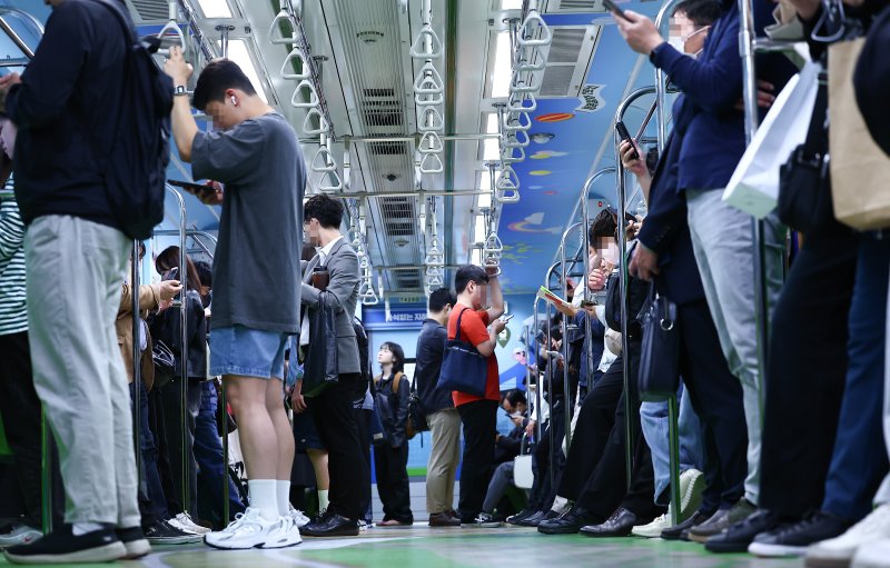 [서울=뉴시스] 김근수 기자 = 16일 오전 서울 지하철 7호선 열차에서 시민들이 출근길에 나서고 있다. 서울교통공사는 4호선에 이어 출근시간대 지하철 객실 혼잡도를 개선하기 위해 오늘부터 7호선 객실 열차에도 의자 없는 칸 시범운행을 한다고 밝혔다. 2024.05.16. ks@newsis.com