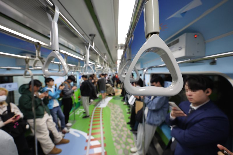 [서울=뉴시스] 김근수 기자 = 16일 오전 서울 지하철 7호선 열차에서 시민들이 출근길에 나서고 있다.서울교통공사는 4호선에 이어 출근시간대 지하철 객실 혼잡도를 개선하기 위해 오늘부터 7호선 객실 열차에도 의자 없는 칸 시범운행을 한다고 밝혔다. 2024.05.16. ks@newsis.com